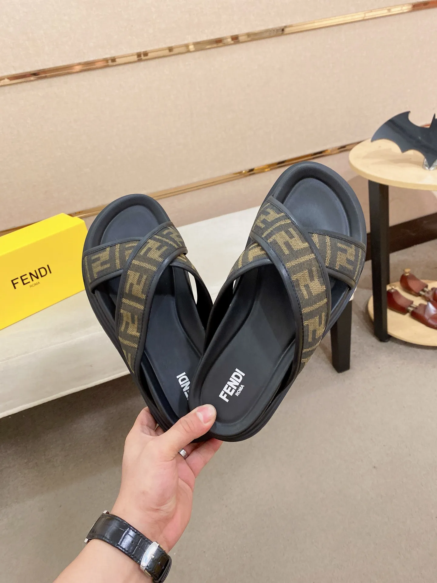 Factory price: 320💰 [Fendi Slippers] High-end brand of men's shoes, official website 1:1 latest masterpiece: original mold customization, the fabric is made of imported original materials, upgraded outsole, lighter and non-slip. The market's top quality, simple yet tasteful, a must-have for fashionistas, fashionable at your feet, full of confidence, the same style at the counter 👍The season of summer slippers is here. Code: 38-44 (45 is custom-made and cannot be returned or exchanged)